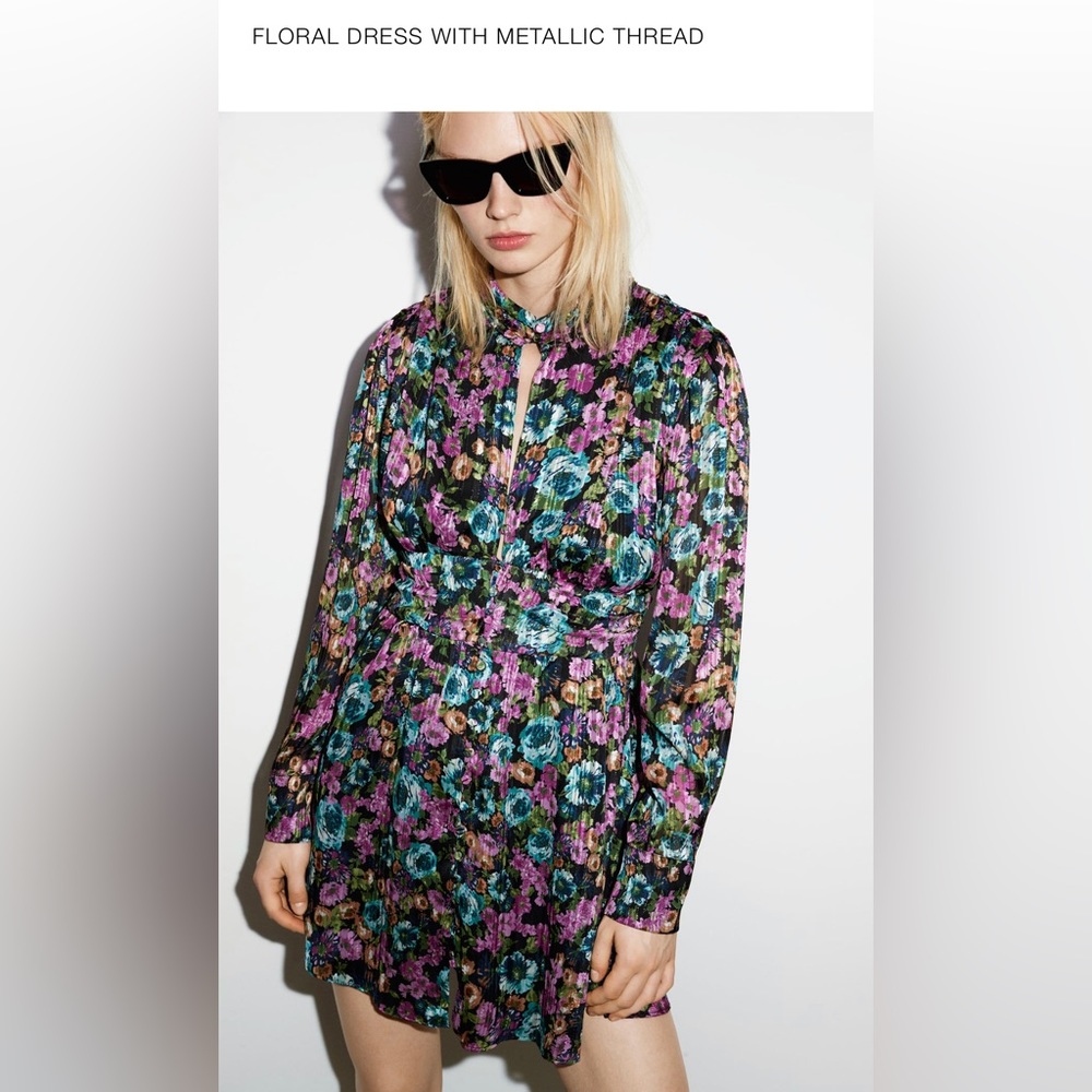Cute Gold Threaded Floral Boho Mini Dress
Perfect for Spring!